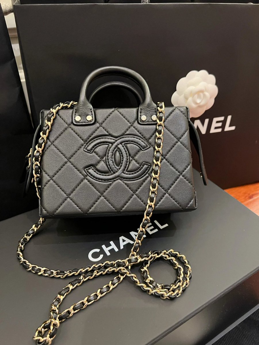 Codqwtrick's tweet image. 買い物モードON🔛
ショッピングの相棒もバッチリ✔️
服を一通り試着して、写真は山ほど📸
楽しすぎて、笑顔が止まらない！