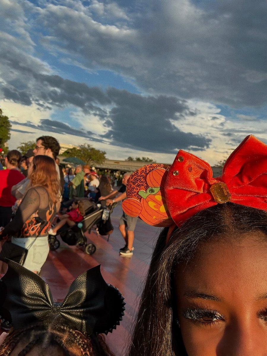 GabbyGirlllll's tweet photo. Disneyween 🎃 10/10 https://t.co/8sB4A06CsF