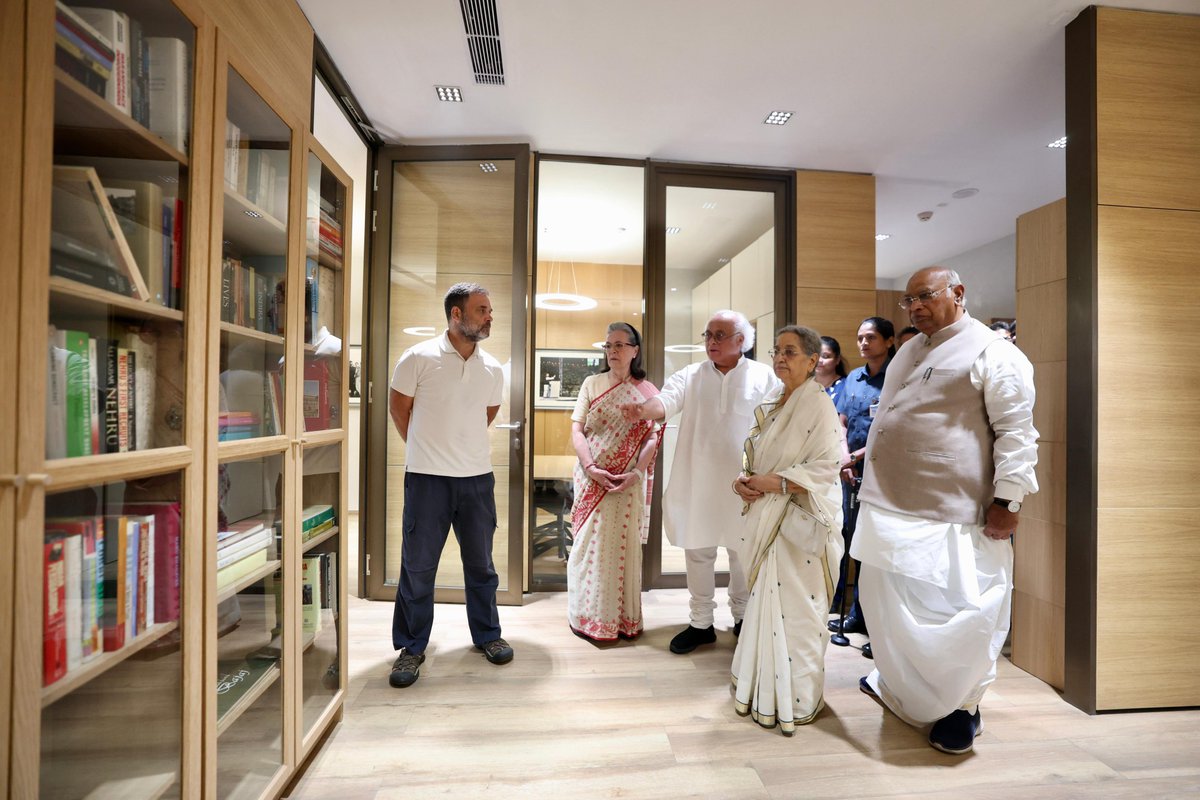 JitendraSAlwar's tweet image. डॉ. मनमोहन सिंह जी हमारे देश की महान विरासत हैं, उनका अमर व्यक्तित्व हमारे लिए साक्षात प्रेरणा का स्रोत है।
आज उनकी प्रथम जयंती पर इंदिरा भवन, दिल्ली में डॉ. मनमोहन सिंह रिसर्च सेंटर एंड लाइब्रेरी का उद्घाटन किया गया।
#DrManmohanSingh