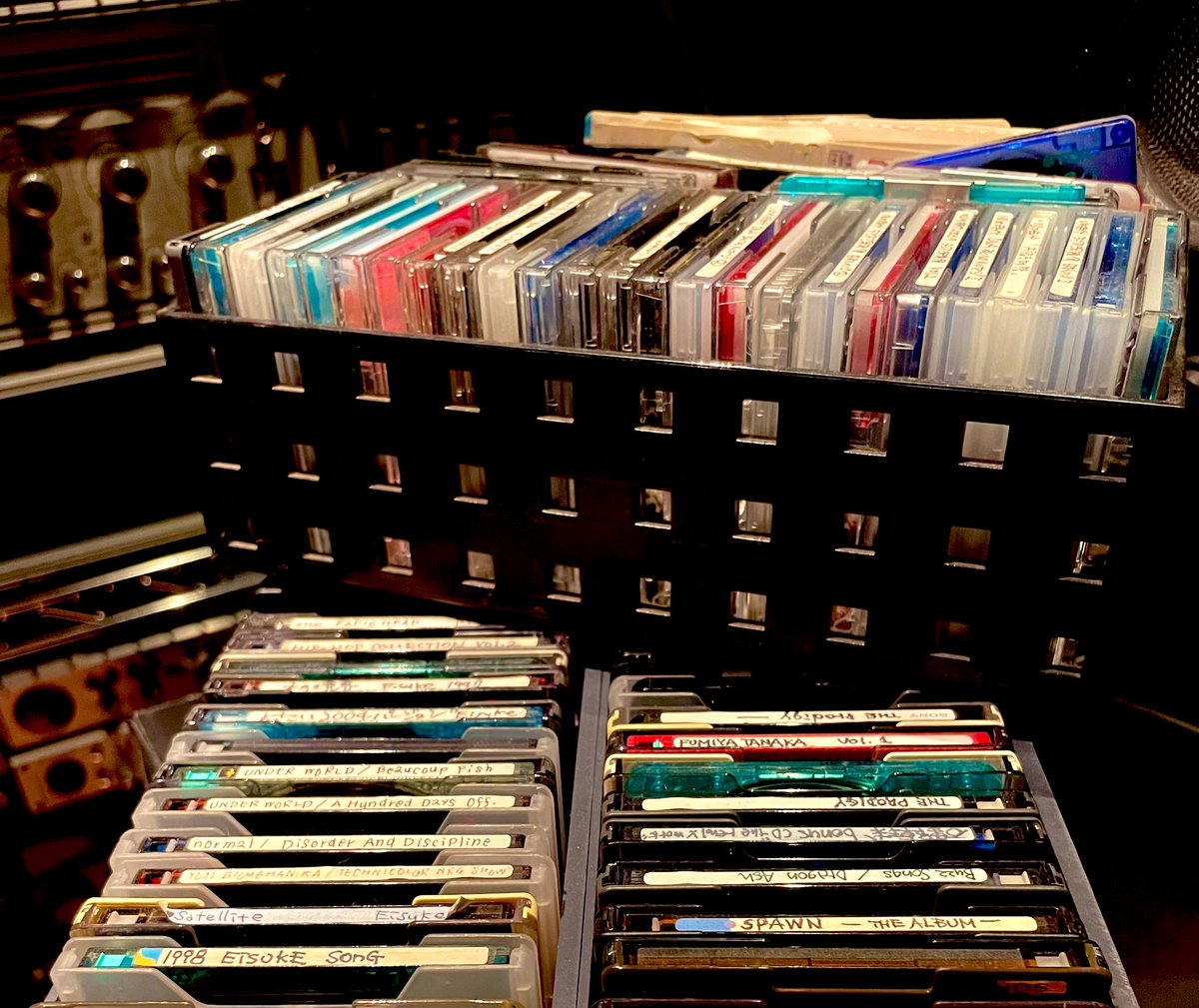 20代の時のSDCスタジオでレコーディングしたテープやMDをリマスターしてる。MDプレイヤーが2台とも再生しなくなり残ったDENONのコンパクトプレイヤーはまだ使えた。MD時代はテクノ系をよく聞いてたな。