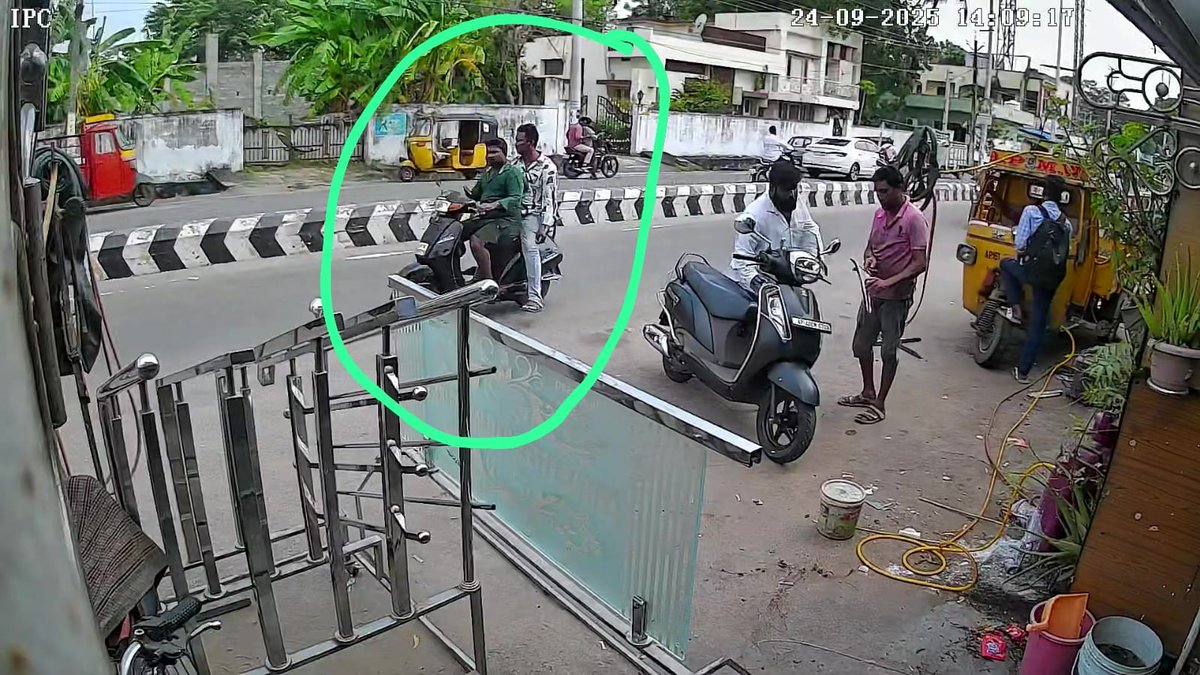 BavaGaaru's tweet photo. 24th sep vijayawada lo ma friend bike dongatanam chesaru, CCTV footage lo tisina vallani identify chesamu, valla patukune la chudandi
AP 07 DY 3212 ACTIVE 5G

near  Chaitanya techno school primary, lakulu road, megatown ship vijaywada, a.p 520007 

@naralokesh @APPOLICE100 https://t.co/uprcrAfr8U