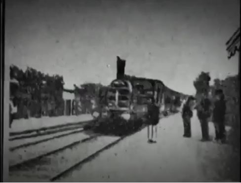 RealPreCinema's tweet image. In 1896, two of #Méliès's #actualitéfilms were ‘Arrival of a Train at #Vincennes Station’  (both frames below are of Vincennes) and ‘Arrival of a Train at #Joinville Station.’  Both are lost. 

However, one of these films may still exist in the form of a #Flipbook. Those closest