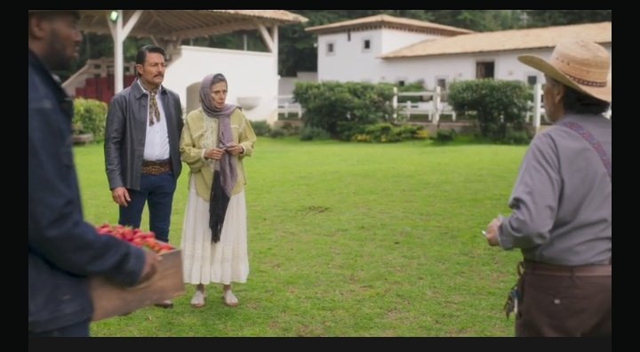 Jovita ya llega como la patrona de la Hacienda Montoro, sus ordenes se acatan así como lo dijo #LeonelCarranza
#FernandoColunga el rey de las telenovelas presente en #Amanecer
@AmanecerTvOf
<a href="/Univision/">Univision</a>
<a href="/Canal_Estrellas/">Las Estrellas</a>