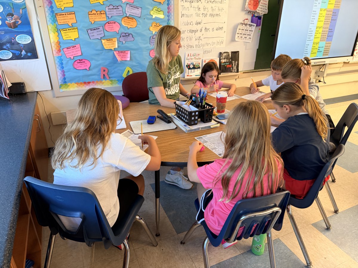 SpringfieldSD's tweet image. Sabold 4th graders are hitting the books hard today during guided reading and writing.  Lots of great learning taking place on a beautiful Friday morning!