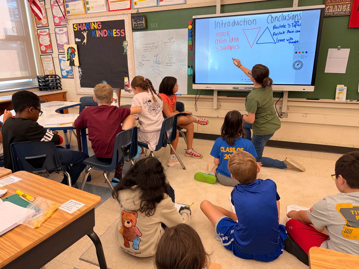 SpringfieldSD's tweet image. Sabold 4th graders are hitting the books hard today during guided reading and writing.  Lots of great learning taking place on a beautiful Friday morning!
