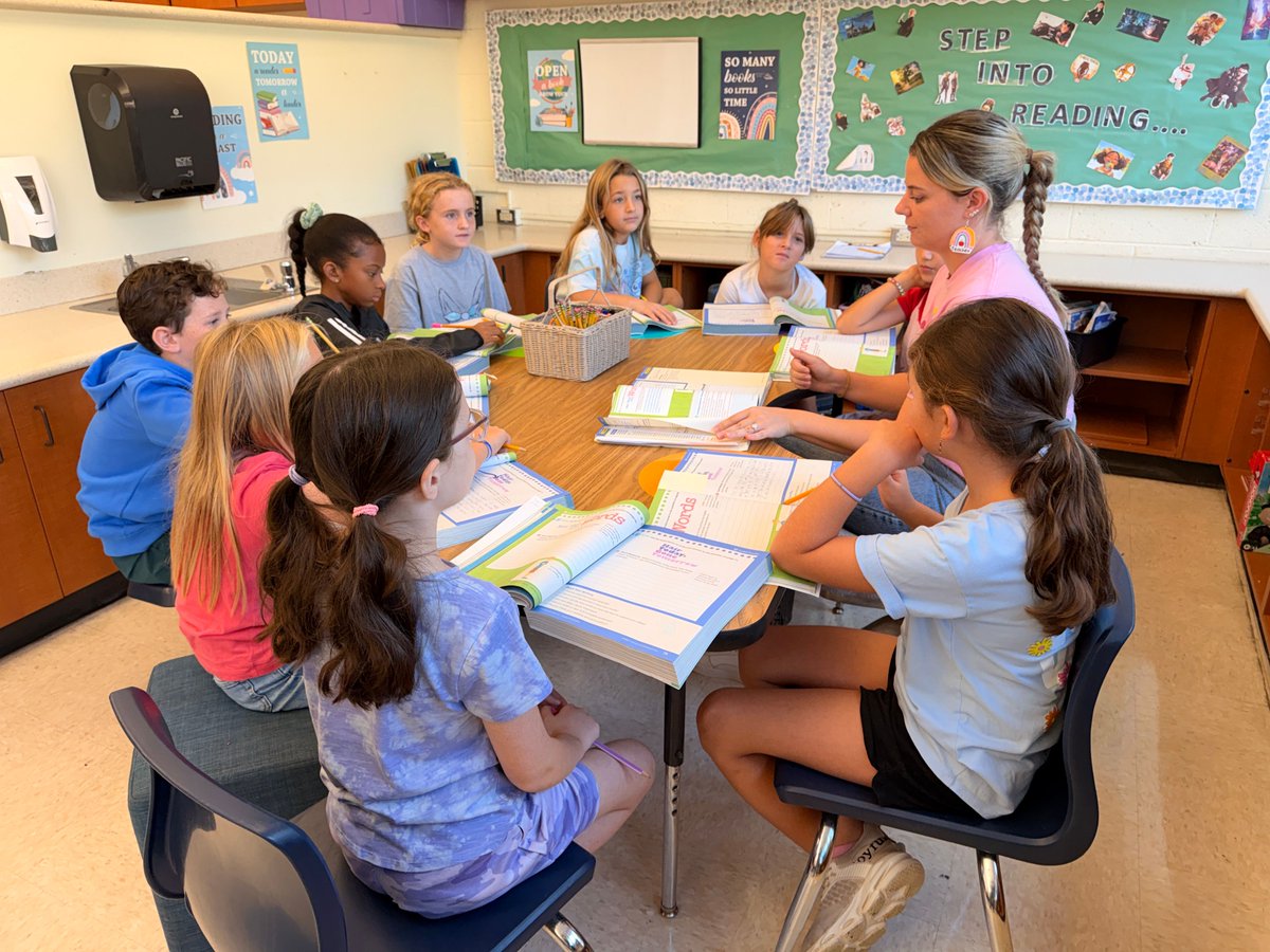 SpringfieldSD's tweet image. Sabold 4th graders are hitting the books hard today during guided reading and writing.  Lots of great learning taking place on a beautiful Friday morning!
