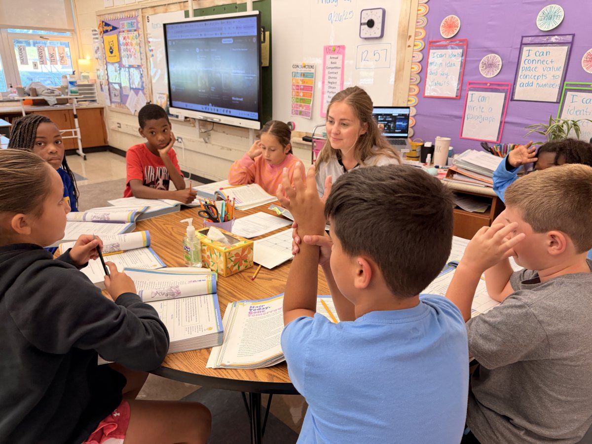 SpringfieldSD's tweet image. Sabold 4th graders are hitting the books hard today during guided reading and writing.  Lots of great learning taking place on a beautiful Friday morning!
