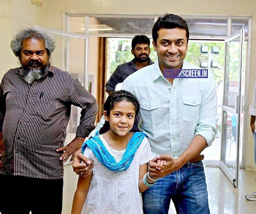 kayaldevaraj's tweet image. #LeadingLight என்ற டாக்குமெண்டரி டிராமா படத்தின் மூலம் இயக்குனராக அறிமுகமாகும் சூர்யா, ஜோதிகா காதல் தம்பதியின் மகள் தியாவுக்கு வாழ்த்துகள்.

2015 Memories 🌹
#Surya #Jothika Daughter Dhiya
#Jyotika #Suriya #Dhiya