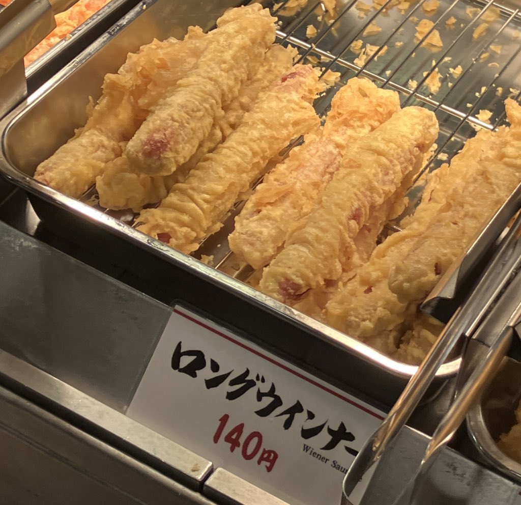 国境の長いトンネルを抜けるとロングウインナー屋さんであった。夜の底が白くなった。天ぷら皿にロングウインナーが乗った。