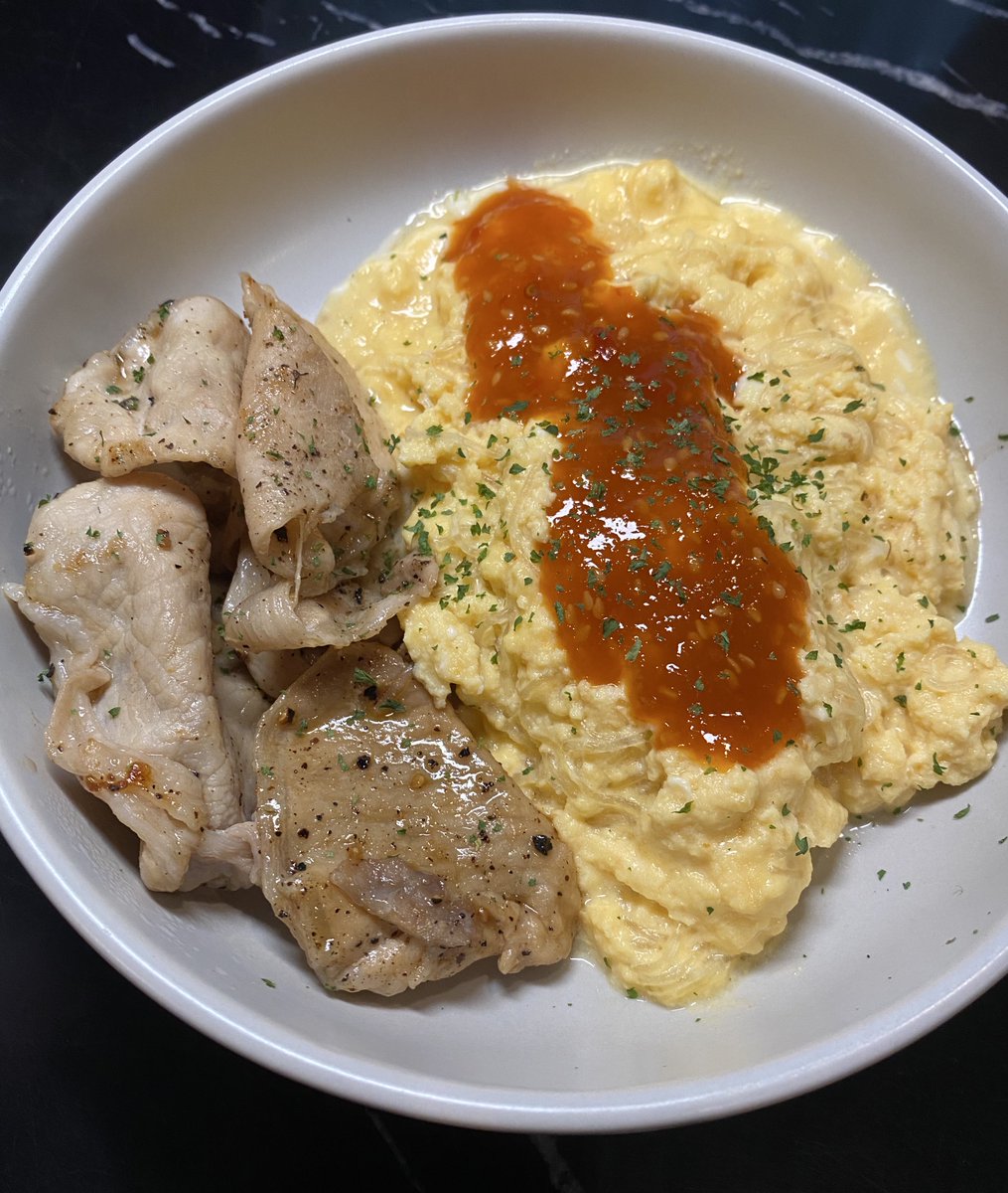 nokkyhuhu's tweet image. ผัดสุกี้ไข่นุ่มมาสองวัน รู้สึกได้เลยว่าอุดมโซเดียมมาก เพราะขั้นตอนคือใส่น้ำจิ้มสุกี้กับไข่แล้วเอาไปผัด แล้วพอตอนกินก็ท้อปน้ำจิ้มอีกรอบ น้ำจิ้มซ้อนน้ำจิ้ม😆 คราวนี้เลยลองผัดไข่กับเส้นก่อน แล้วค่อยมาใส่น้ำจิ้มตอนหลัง โอเคเลย อร่อยเข้มข้น แบบพอดีๆ ฮะ