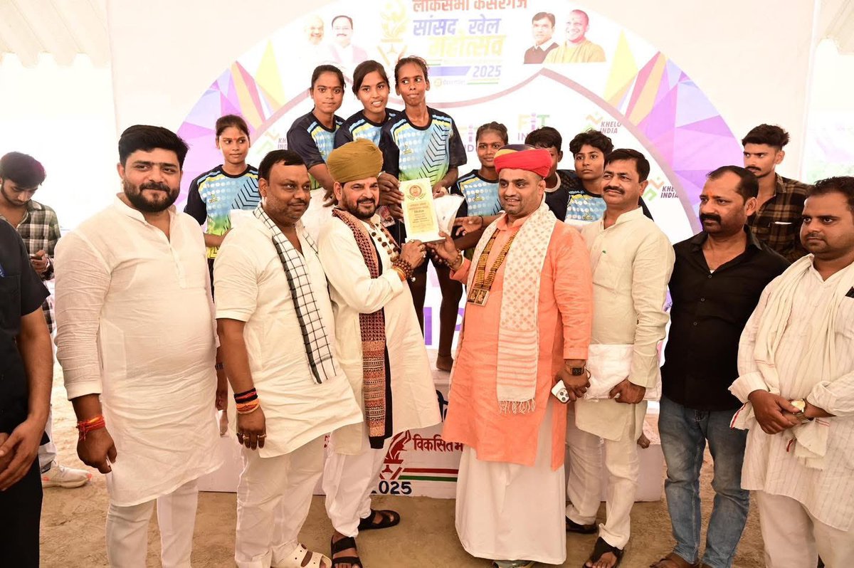 📍गोंडा (सांसद खेल महोत्सव 2025)

आज नई दिल्ली से आगमन पश्चात नंदिनी नगर महाविद्यालय के स्पोर्ट स्टेडियम में चल रहे सांसद खेल स्पर्धा महोत्सव के भव्य आयोजन में विभिन्न पारंपरिक खेलो के द्वितीय दिवस में सहभागिता कर रहे सभी उपस्थित बच्चो से संवाद स्थापित करते हुए उनका खेलों के