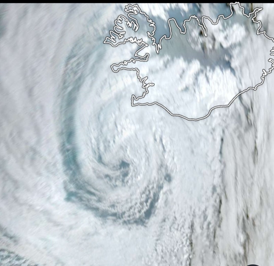 Tymczasem u wybrzeży Islandii mamy głęboki niż baryczny z naprawdę długim frontem atmosferycznym. Nam nie grozi bo mamy blokadę wyżową ;)