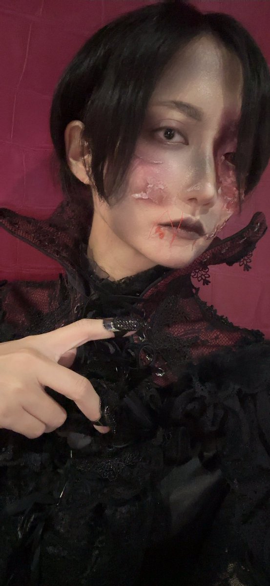 IamHYDEVIL's tweet photo. 10月の収録で一足早すぎるハロウィン
カメラアプリだと肌荒れ認定されて綺麗にされちゃう https://t.co/rmWJ5QXtEb