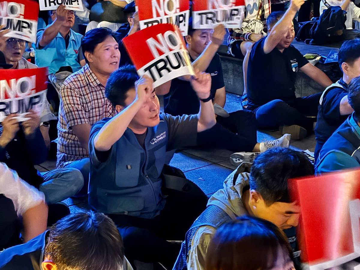 광화문역 동화면세점 앞에서 대미투자 전면중단! 구금노동자에 대한 사과 촉구 민주노총 긴급행동 이 끝나고 트럼프 위협저지 긴급행동이 이어지고 있습니다.