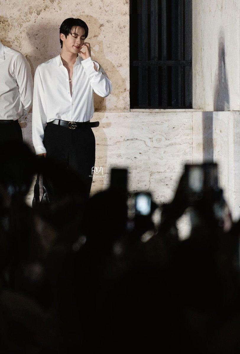 hourjinnie's tweet photo. New set of tags!! 🆕🆕🆕

🎯 500 replies

—Reply with tags + 2 words that remind you of Seokjin:

GUCCI ROYALTY JIN
#JinxGucci #Jin #MFW
#MilanFashionWeek 
#GucciLaFamiglia @gucci https://t.co/65a4kwnGzN