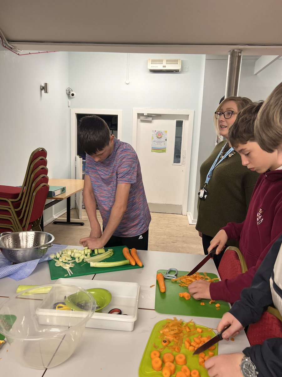 Virtual Headteacher (@clacksvirtualht) on Twitter photo 📣NEW VHT PARTNERSHIP📣
Delighted to have VHT & <a href="/TheHiveAlloa/">The Hive</a> partnership starting today. Pupils working with VHT Team from <a href="/AlloaAcademy/">Alloa Academy</a> joining the <a href="/SGNgas/">SGN</a> <a href="/spfl/">SPFL</a> funded Community Café. Thanks to Nicola Green and Laura Adamson for organising this, with <a href="/MrsP_alloaacad/">Mrs Paterson</a> support 📣NEW VHT PARTNERSHIP📣
Delighted to have VHT & <a href="/TheHiveAlloa/">The Hive</a> partnership starting today. Pupils working with VHT Team from <a href="/AlloaAcademy/">Alloa Academy</a> joining the <a href="/SGNgas/">SGN</a> <a href="/spfl/">SPFL</a> funded Community Café. Thanks to Nicola Green and Laura Adamson for organising this, with <a href="/MrsP_alloaacad/">Mrs Paterson</a> support