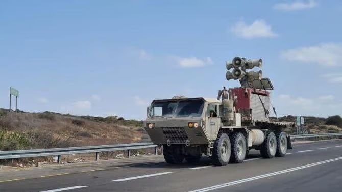 Das sind die Lautsprecher, die der megalomane Netanyahu in Gaza aufstellen lässt, damit die Palästinenser seine erwartbar demagogische Rede vor der UN hören müssen, obwohl die Armeeführung ausdrücklich dagegen ist und es für völlig absurd hält, den Befehl aber ausführt.