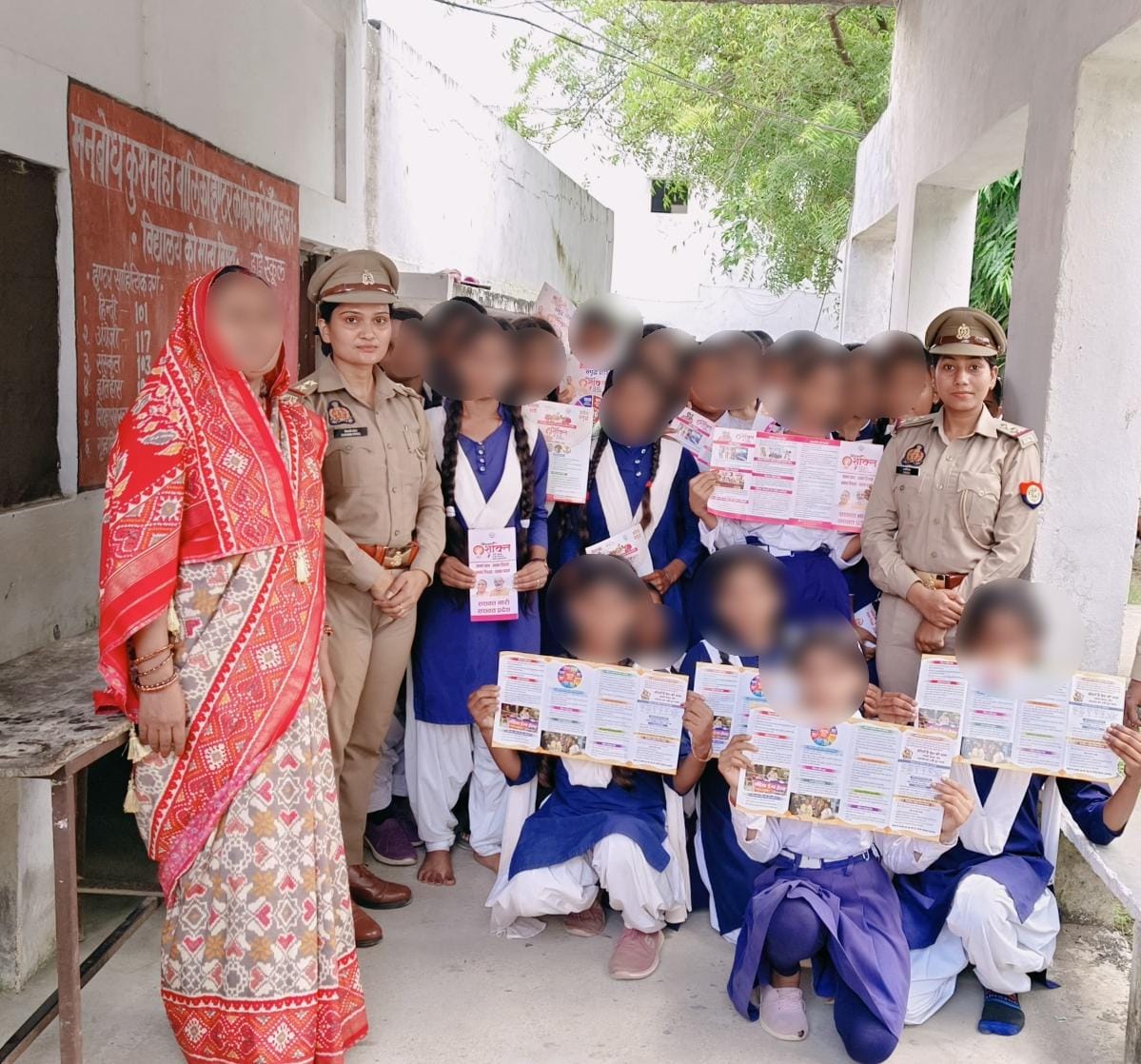 कमिश्नरेट प्रयागराज यमुनानगर जोन के थाना कोरांव की मिशन शक्ति टीम द्वारा स्कूल में जाकर बालिकाओं/छात्राओं को मिशन शक्ति 5.0 अभियान के तहत नारी स्वाभिमान, सुरक्षा और स्वाबलंबन का संदेश देते हुए जागरुकता अभियान चलाया गया।  
#MissionShakti5