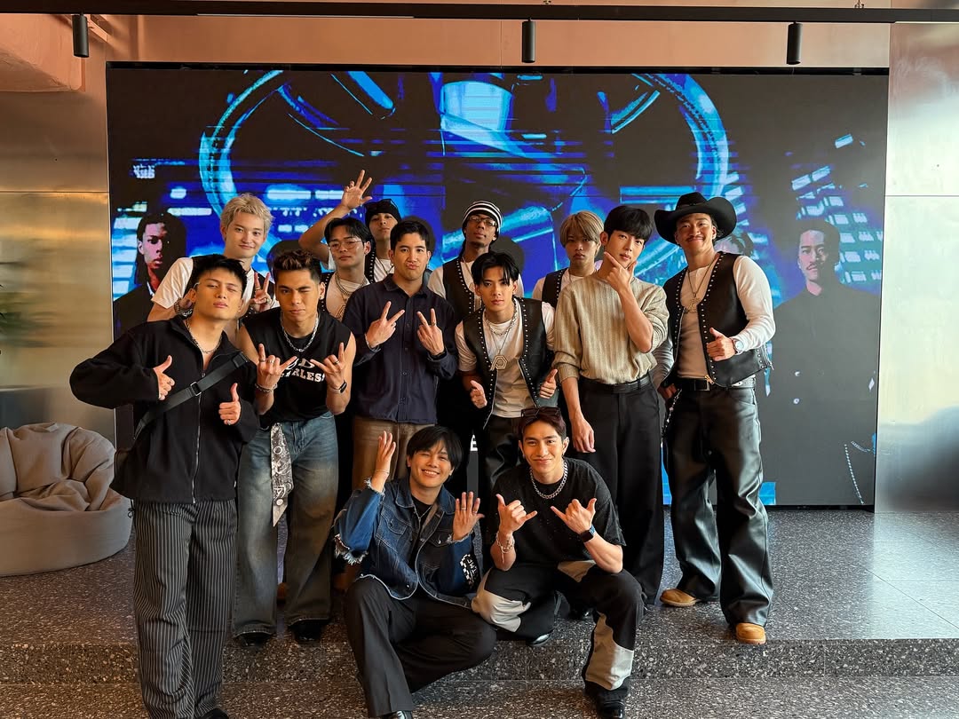 psyfe_global's tweet photo. 250926 1stoneofficialph Instagram update 

💚#PSYCHICFEVER #PCFinSingapore 

Watch out on what we prepared for you! Right brothers @psyfe_official ?! 😎 

#1STONEatMUSICMATTERSLIVE2025 #MMLive25 #AllThatMatters25 #GPSS #hittheapex #visitsingapore 

🔗https://t.co/HxGXxPdFkG https://t.co/sfT3WUEFNO