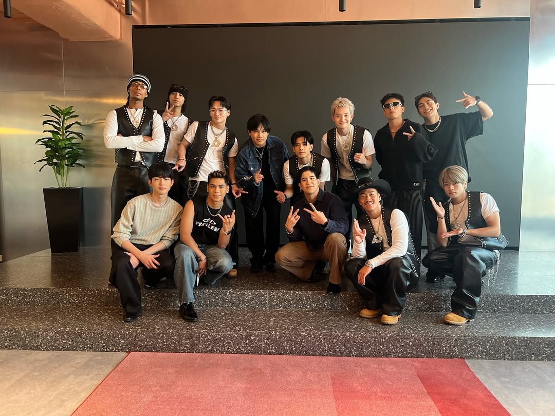 psyfe_global's tweet photo. 250926 1stoneofficialph Instagram update 

💚#PSYCHICFEVER #PCFinSingapore 

Watch out on what we prepared for you! Right brothers @psyfe_official ?! 😎 

#1STONEatMUSICMATTERSLIVE2025 #MMLive25 #AllThatMatters25 #GPSS #hittheapex #visitsingapore 

🔗https://t.co/HxGXxPdFkG https://t.co/sfT3WUEFNO