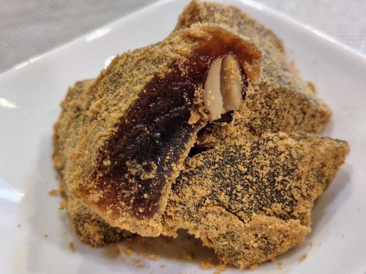 Lanikaiaumoe's tweet image. ある夏の日のおやつ

成城石井さんの
沖縄県産黒糖と丹波黒豆の本わらび粉入りわらび餅

こちらのわらび餅は美味しくて何度かリピートしています

黒糖の豊かな風味と優しい甘さのもちもち食感のわらび餅の中に丹波黒豆のゴロッと食感が相まって良き

美味しゅうございました

#わらび餅
#成城石井