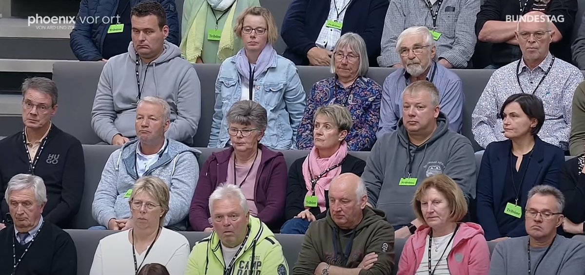 Wie Deutschland sich verändert, kann man heute auf der Besuchertribüne des Bundestages sehen. Schülergruppe vs (in Teilen) Rentnergruppe.