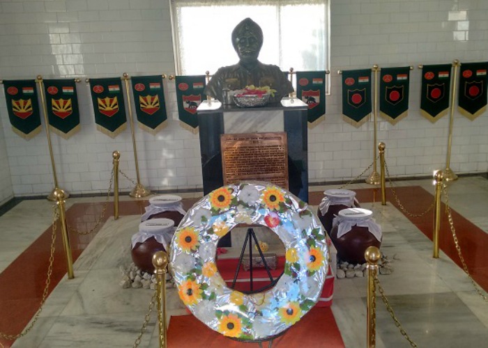 Gen_VKSingh's tweet image. On his birth anniversary, I salute #ParamVeer Subedar Joginder Singh.
His leadership and stubborn defiance of the twenty soldiers under him against overwhelming number of Chinese soldiers in the 1962 war is legendary.
Out of bullets, exhausted, injured. Never yielding. That is…