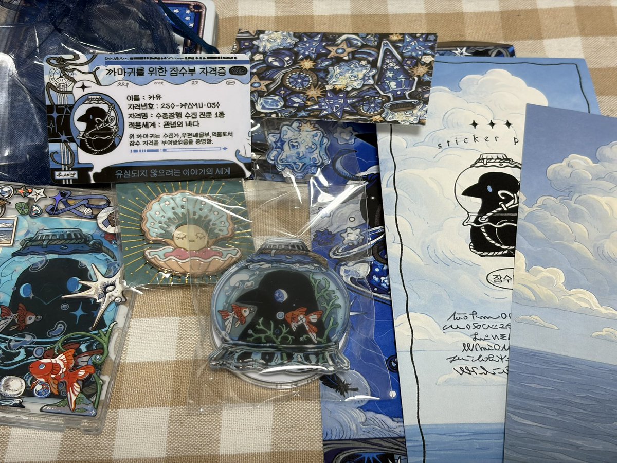 수요일날 받고, 일이 너무 바빠서 이제서야 올리는 도밍님 이오환상곡 여름뒷풀이 마켓!

서일페때 놓쳤던 거대고양이 버디😆
이번에 첫 번째로 장바구니에 담았다!!

그리고 중간에 있는 이상한 진주조개 뱃지!! 중고로 구해서 고전굿즈 함께 배치해보았는데 

카유는 이상한 진주조개 만날까??