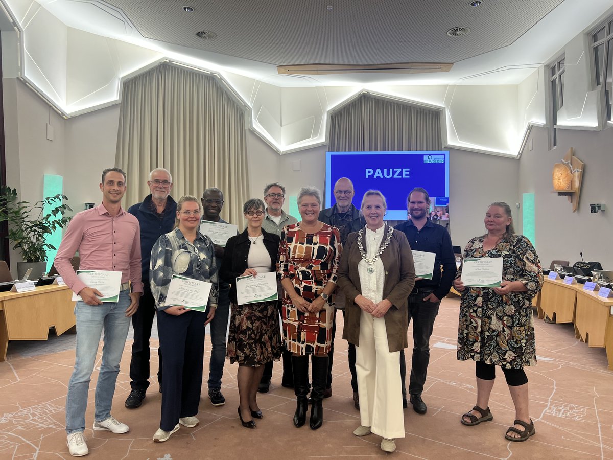 Afscheid, erfgoed én nieuwe betrokkenheid bij de raad van #DeWolden. Lees over de raadswisseling bij de VVD, steun voor De Wieker Meule en de uitreiking van certificaten aan deelnemers van de cursus Actief in de Politiek. 👉 dewolden.raadsinformatie.nl/info/wat_doet_…