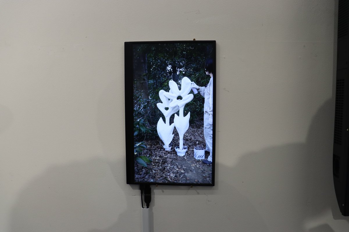 六本木 Post-Fake にて開催中の企画展『9991 ―深淵へのまなざし―』に、柴田まおさんの新作も展示されています。
 会期は明日、9/27（土）まで。 ぜひ足をお運びください🚀 
作品の一部にジェスモナイトが使用されています。

#柴田まお
#ジェスモナイト