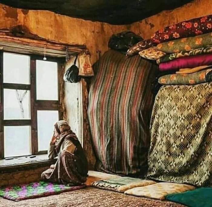 İzi kalır zamansız gidişlerin
Giden gelmeyi, kalan gülmeyi unutur…