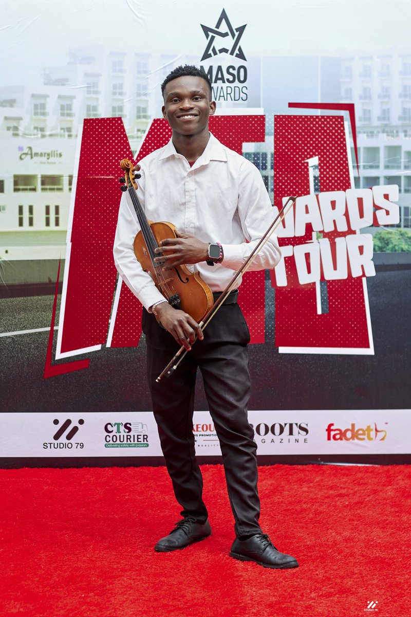 Jeng the Violinist and his manager showed up in style at the Maso Awards Tour Blantyre🔥🔥🔥
The guy is talented🙌 Watch out for him.

NEXT STOP ZOMBA🚘

📸Studio79
#RoadToBICC
#13thDecember