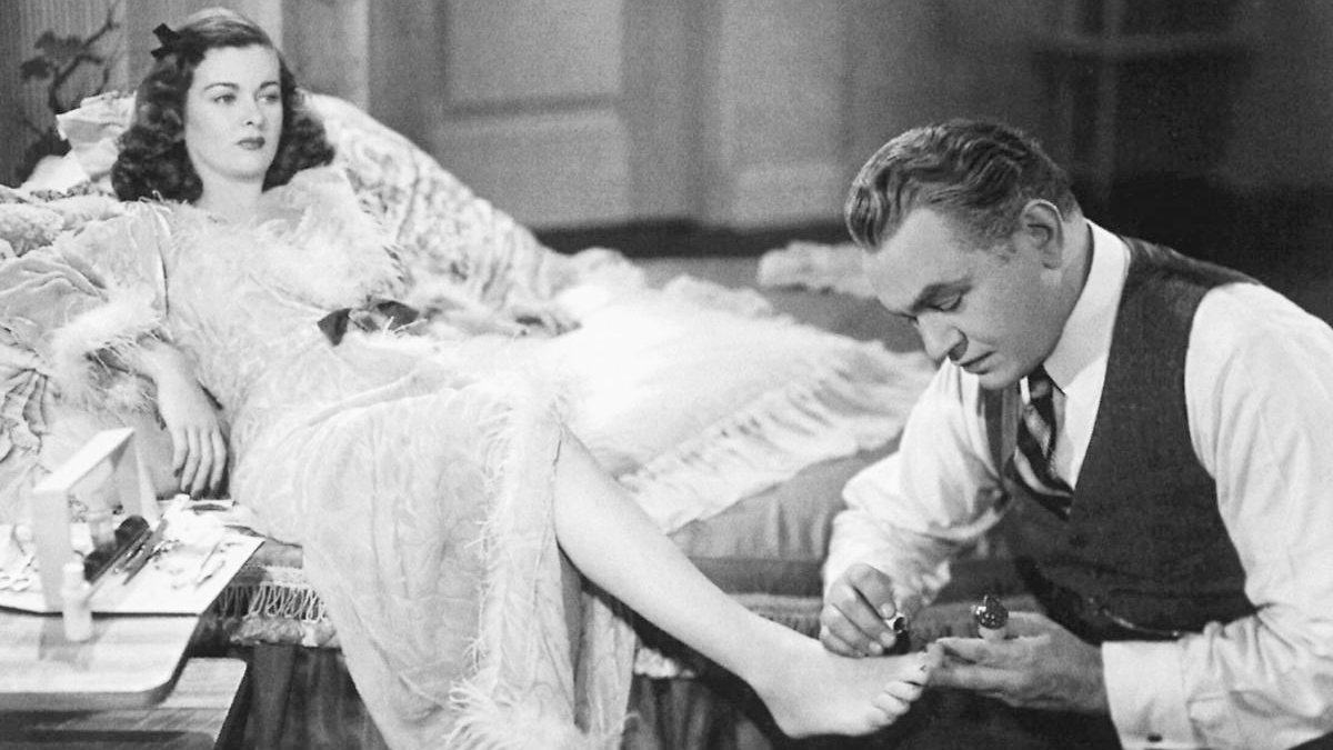 PERVERSIDAD (SCARLET STREET, Fritz Lang, 1945) es puro cine negro. Un hombre común que se deja arrastrar por el deseo y la manipulación hasta la ruina moral. Lang convierte la pasión en condena y muestra lo inevitable de la fatalidad.
¿Es la historia más devastadora del noir?