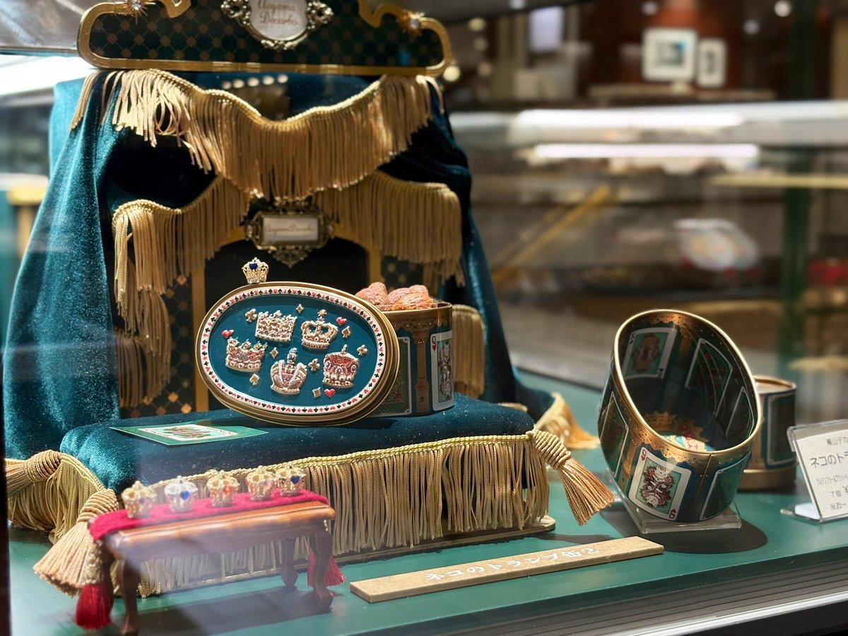 缶のデザインとなった原画のガラス絵や、空間デザイナーが手作りで制作