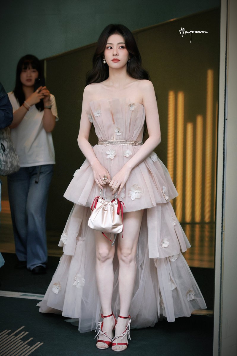 นั่งรีเฟรชหน้า weibo ตั้งแต่บ่าย 2 
ตั้งตาตั้งตารอ คุ้ม!!!! มาแล้วไป๋ลู่ อิน มิลาน จ้าาาาา
BAILU AT JIMMY CHOO SS26 

#BAILUxJimmyChooSS26
 #BaiLuxMFWSS26 #BaiLu