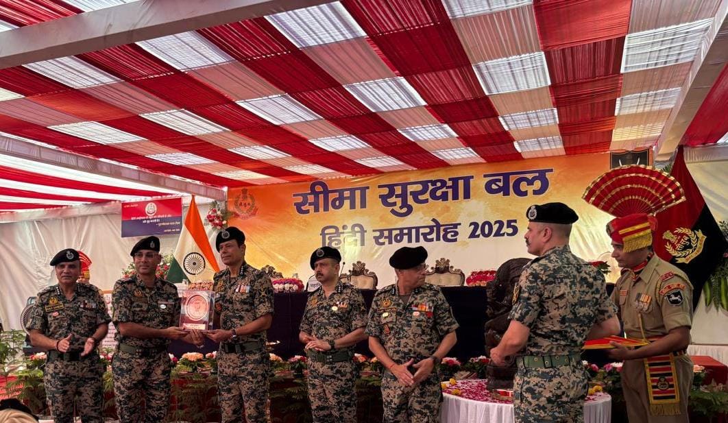 आज 26/9/25 को सीमा सुरक्षा बल मुख्यालय, नई दिल्ली में DG BSF द्वारा CSWT इंदौर को राजभाषा शील्ड (द्वितीय स्‍थान) प्रदान की गई।यह उपलब्धि महानिरीक्षक श्री आलोक कुमार सिंह के सफल मार्गदर्शन का परिणाम है। शील्ड को श्री तीर्थ आचार्य, कमांडेंट ने ग्रहण किया।
#हिंदी
