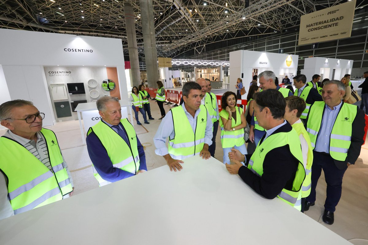 generalitat's tweet photo. 🏢🛋 El president de la Generalitat, @carlos_mazon_, visita el muntatge de #FiraHàbitat
📢 Destaca la consolidació de la Fira Hàbitat com el gran aparador per a la indústria de l'interiorisme i disseny per a la llar
✅ Reunirà, al costat de #Textilhogar, més d'un miler de firmes i marques procedents de 21 països
➕ Compta amb un 20% més d'expositors
📋 https://t.co/ZaSew4QjD7