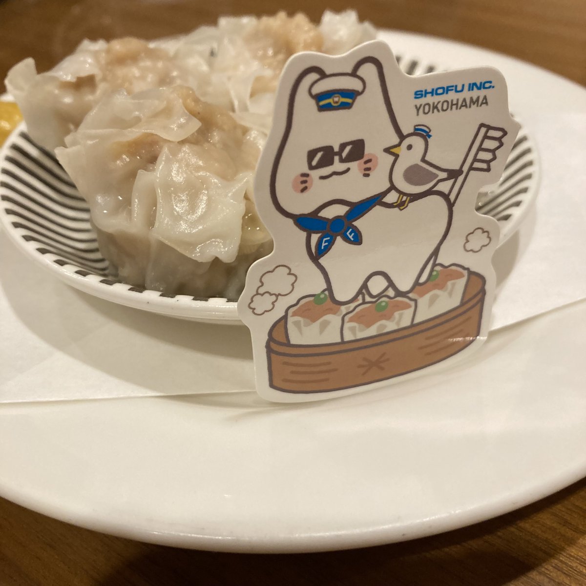 SHOFU_sc_1976's tweet photo. 日本デンタルショー1日目が無事終了。はにゃんこも、スタッフのみんなと一緒に横浜の夜を過ごしています。
゛横浜といえば…やっぱり中華!シュウマイ!(おいしい♪)
さあ!明日もがんばるぞ~”
#SHOFU
#日本デンタルショー
#はにゃんこ https://t.co/DaVxwKsrMC
