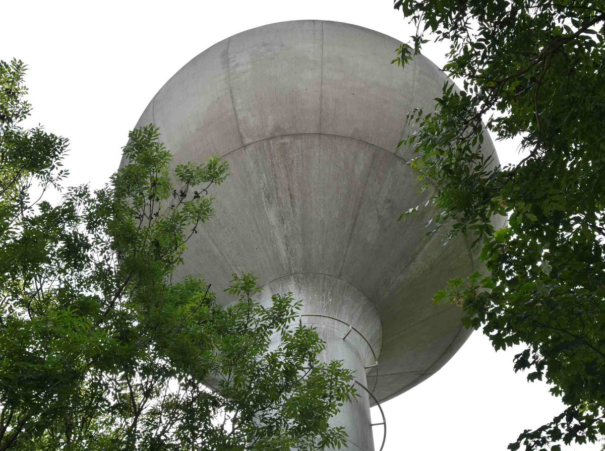 RCAHMWales's tweet image. UFO? Taniwr sigaréts mawr? Na – tŵr dŵr! Fe’i hadeiladwyd tua 1966 i wella pwysedd dŵr ar gyfer ystadau tai a gâi eu codi ar y pryd ym Mhentre-baen – bellach mae’n gartref i dechnoleg dyfeisiau symudol. #Caerdydd #eiconig #1960au #dylunio #hynod #adeiladau