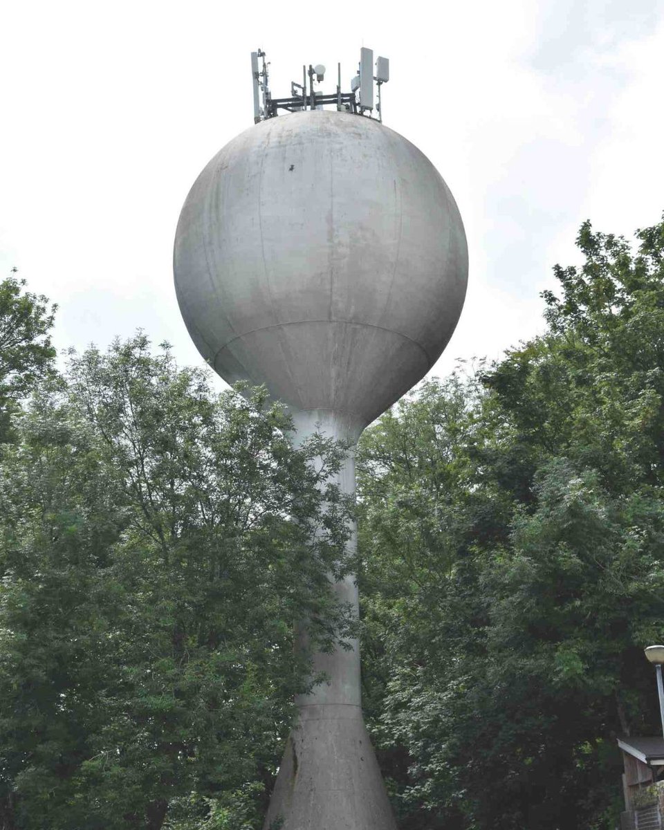 RCAHMWales's tweet image. UFO? Taniwr sigaréts mawr? Na – tŵr dŵr! Fe’i hadeiladwyd tua 1966 i wella pwysedd dŵr ar gyfer ystadau tai a gâi eu codi ar y pryd ym Mhentre-baen – bellach mae’n gartref i dechnoleg dyfeisiau symudol. #Caerdydd #eiconig #1960au #dylunio #hynod #adeiladau