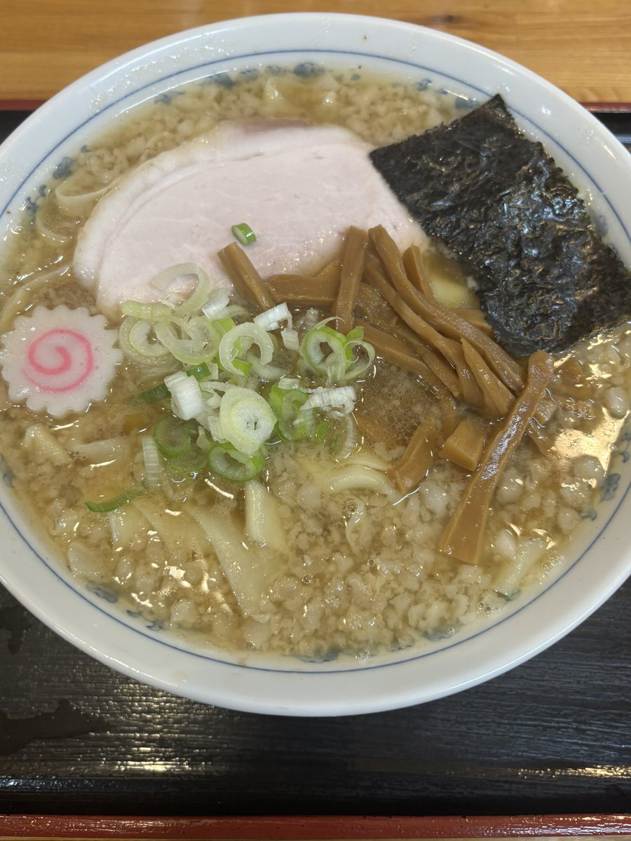 期間限定の平打ち麺、やっと食べれました。今日は青森大勝軒本店で、背脂ニンニクラーメン大盛り平打ち麺の味濃いめです🍜😋
#青森大勝軒