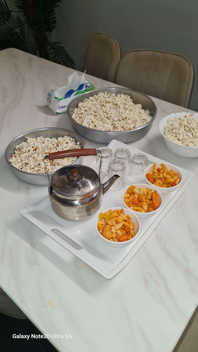 السلام عليكم ورحمة الله وبركاته واسعد الله ظهيرتكم في يوم الجمعة السادس والعشرين من سبتمبر الفين وخمس وعشرين 
اللهم صل وسلم وبارك على نبينا وحبيبنا محمد بن عبدالله وعلى آله الطيبين الطاهرين وصحبه الغر الميامين 
بعد الغداء جلسة وناسة اسرية مع براد شاهي والمشحشح وكل وارشح المشحشح