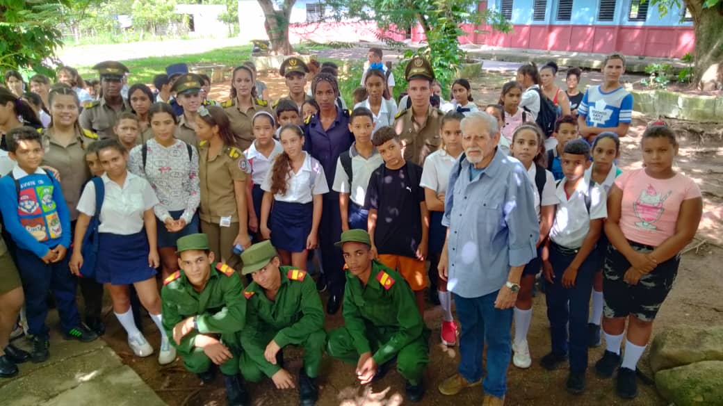 🏛️Una jornada de profundo valor histórico se vivió en Ciego de Ávila. El prof. Ángel Cabrera intercambió con alumnos de la Escuela Militar "Camilo Cienfuegos" y una comisión del MINFAR en el Monumento Nacional de los Potreros de Lázaro López. 
#Cuba