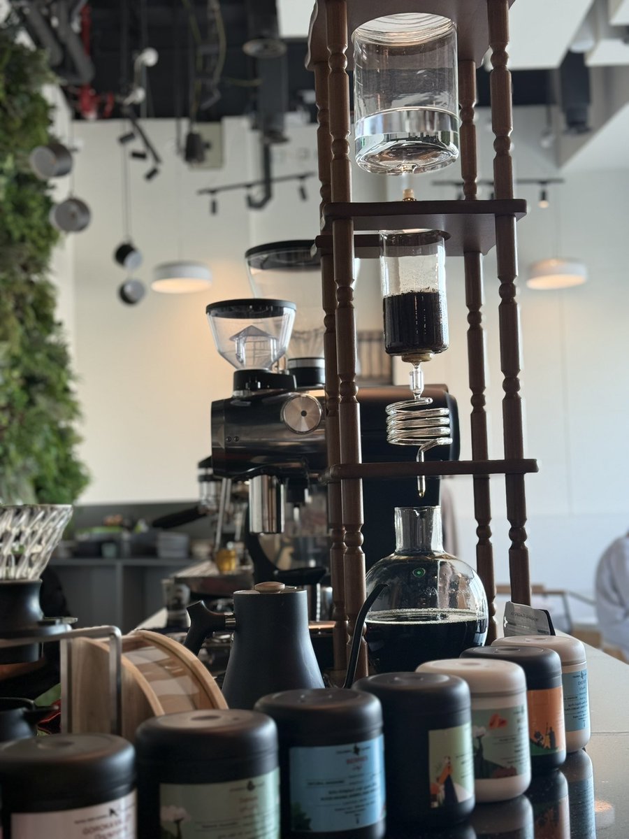 هنا تسعى كُل الصراعات الى ضبط النفس حيث القهوة  دبلوماسية الهدوء والسكون❤️