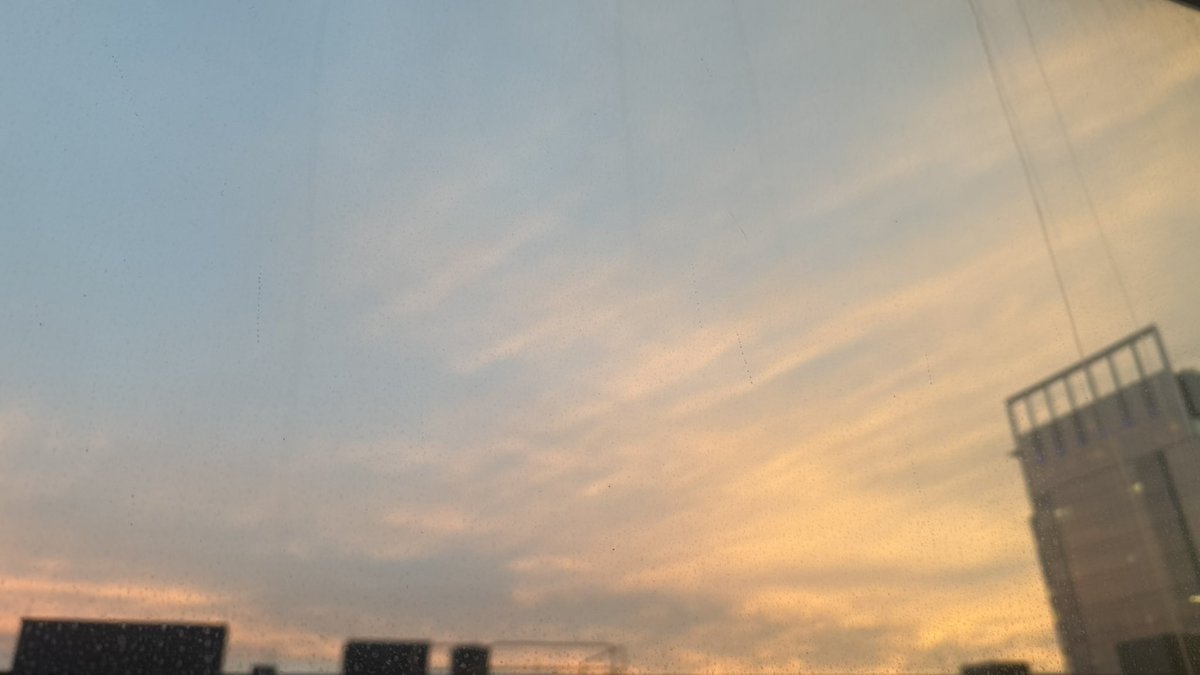 wapple15's tweet image. Good morning from #Boston &amp;amp; some sunshine to highlight the dirty hotel windows…😆