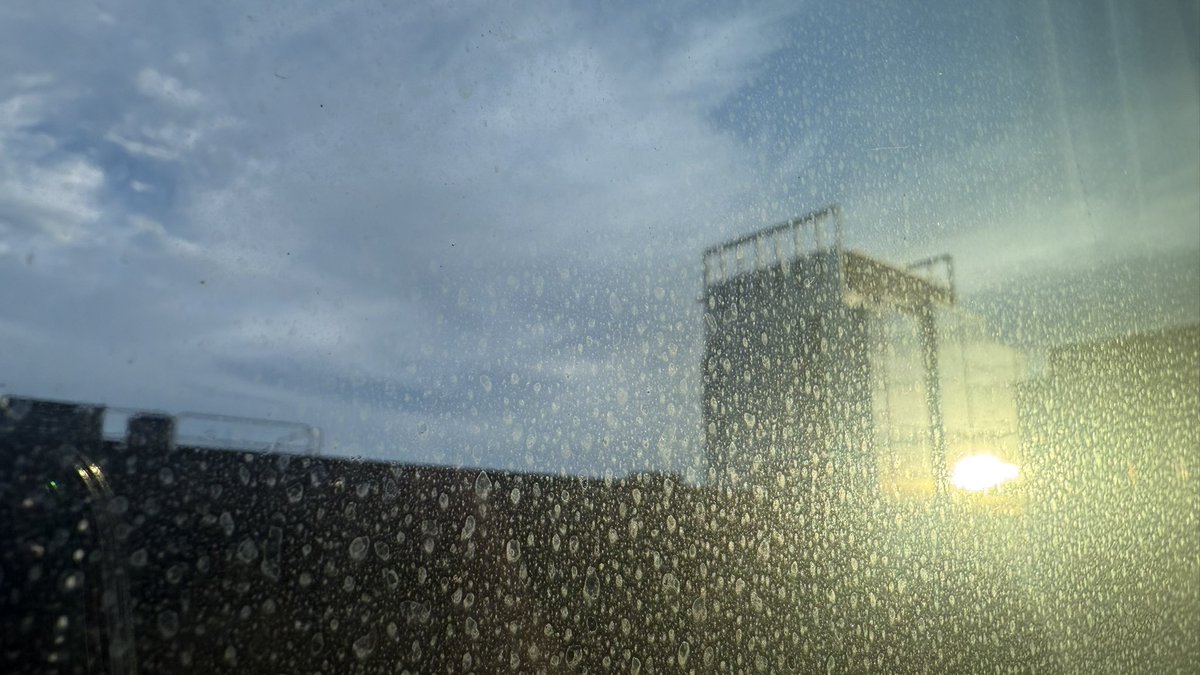 wapple15's tweet image. Good morning from #Boston &amp;amp; some sunshine to highlight the dirty hotel windows…😆