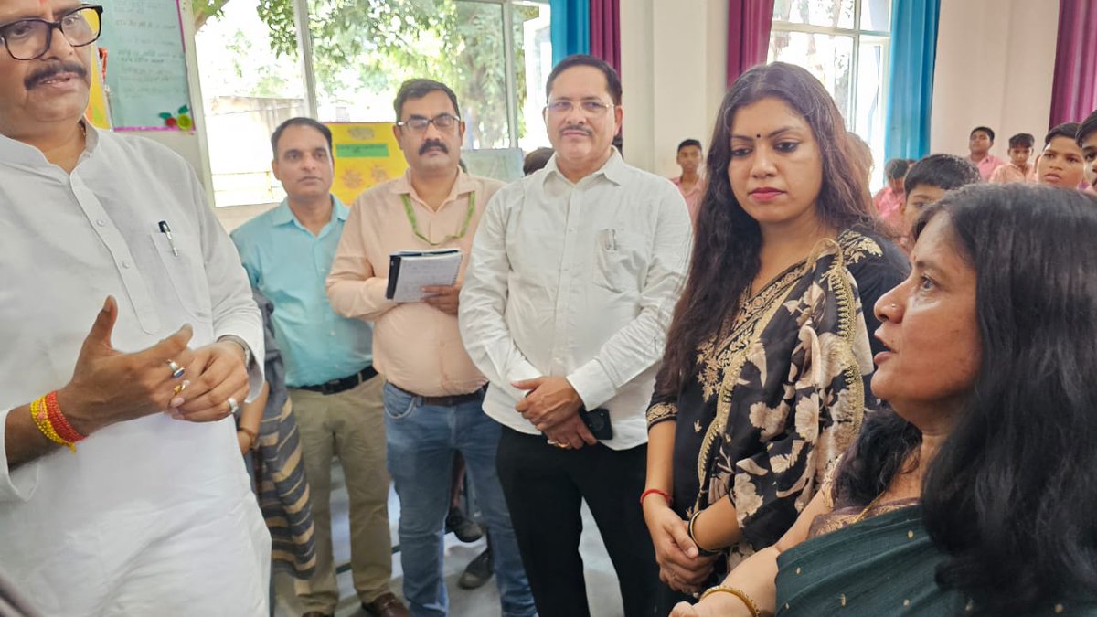 In a proud moment for the 𝗔𝗔𝗗𝗛𝗔𝗔𝗥 𝘁𝗲𝗮𝗺, 𝗗𝗲𝗽𝘂𝘁𝘆 CM 𝗼𝗳 𝗨𝘁𝘁𝗮𝗿 𝗣𝗿𝗮𝗱𝗲𝘀𝗵, 𝗦𝗵𝗿𝗶 𝗕𝗿𝗮𝗷𝗲𝘀𝗵 𝗣𝗮𝘁𝗵𝗮𝗸, visited 𝗨𝗣𝗦 𝗚𝗮𝗿𝗵𝗶 𝗦𝗵𝗮𝗵𝗱𝗿𝗮, 𝗡𝗼𝗶𝗱𝗮 — govt school empowered through the 𝗔𝗔𝗗𝗛𝗔𝗔𝗥 𝗦𝗧𝗘𝗔𝗠 𝗟𝗮𝗯 𝗶𝗻𝗶𝘁𝗶𝗮𝘁𝗶𝘃𝗲.