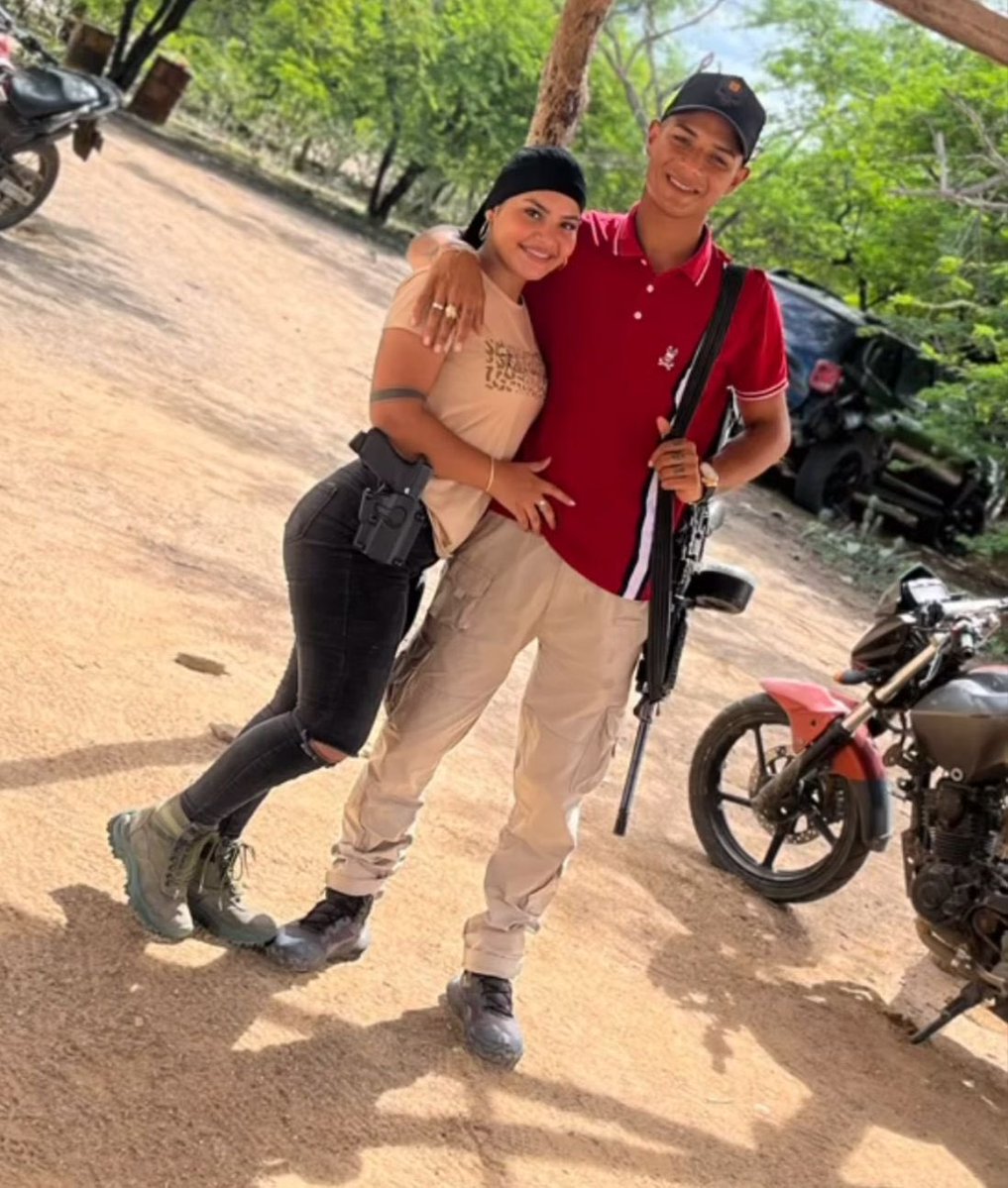 JACOBOSOLANOC's tweet image. Inspirado en Pablo Escobar, creó su propia marca y su corrido prohibido: “El Menor”.
En este otro video, se ven pistolas y fajos de billetes sobre su marca personal, con estilo mafioso y con un corrido mexicano en honor a su nombre, es seguidor del extinto narco Gonzalo…