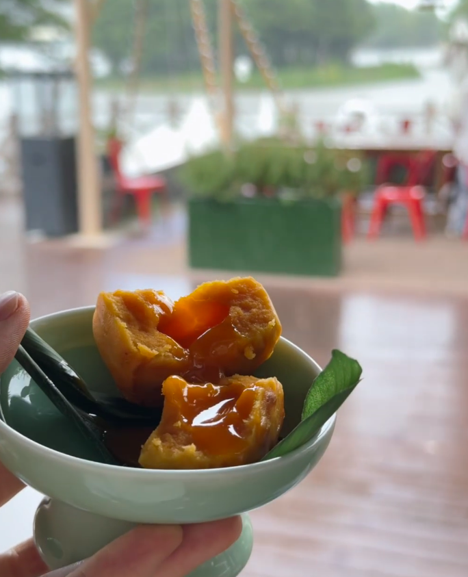 vimo1989's tweet photo. Who understands this feeling? Listening to the rain, drinking tea, and eating delicious mooncakes  #RainyDay #Sky #Pastry #RelaxTime https://t.co/7hZKqF71WL
