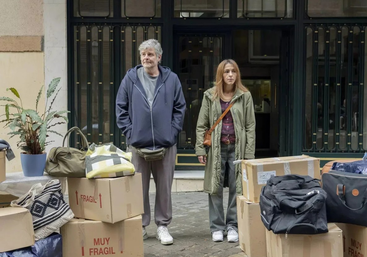 La espera ha llegado a su fin!!! Ya está disponible en <a href="/MovistarPlus/">Movistar Plus+</a> la 2ª temporada de la MEJOR SERIE DEL PLANETA TIERRA: #PoquitaFe

Y arranca de forma tragicómica (como no podía ser de otro modo): con José Ramón y Berta desahuciados, en busca de vivienda